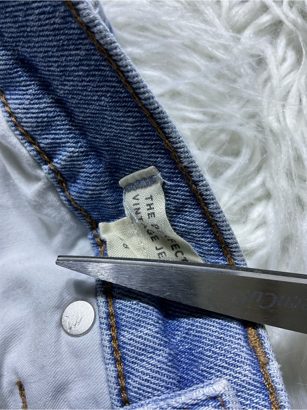 Madewell The Perfect Vintage Jean in Coney Wash: Destroyed Edition - Picture 4 of 6